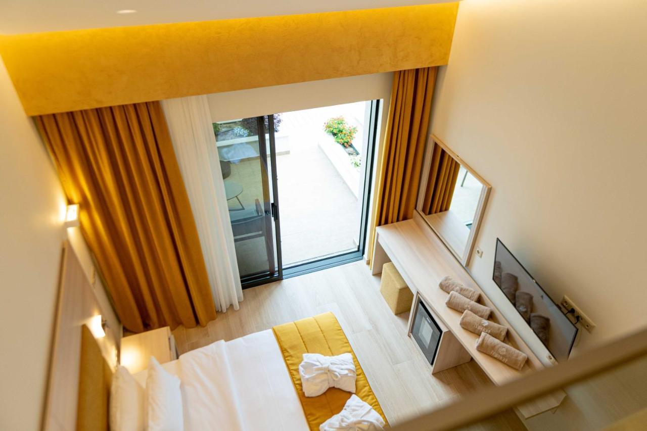 Mirror Hotel Polychrono Ngoại thất bức ảnh